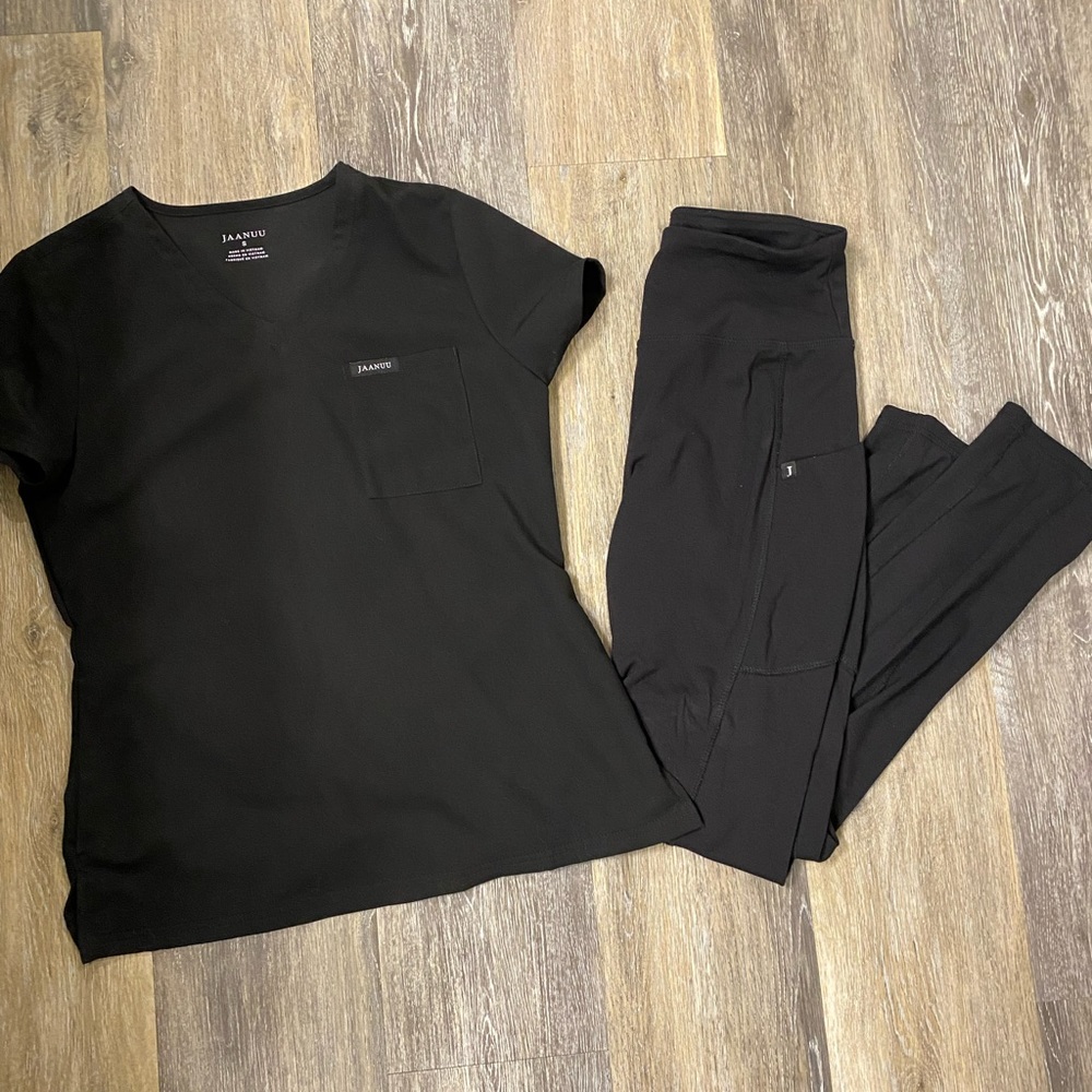 Jaanuu scrub set